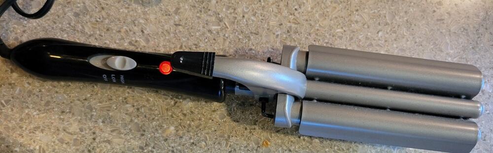 Revlon 3 Barrel Hair Waver Model RVIR3005 Helen of Troy Tested Working w/ Case